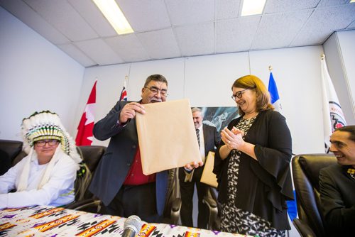 MIKAELA MACKENZIE / WINNIPEG FREE PRESS
Jane Philpott, Minister of Indigenous Services, presents Chief Timothy Muskego with a piece of artwork for the school after announcing investments in new and renovated schools in Northern communities in Winnipeg on Friday, Nov. 16, 2018. 
Winnipeg Free Press 2018.