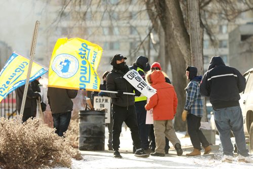 RUTH BONNEVILLE / WINNIPEG FREE PRESS
 
Standup photo 
Postal workers on the picket line at 400 McDermot Ave. Friday.


Nov 16th, 2018