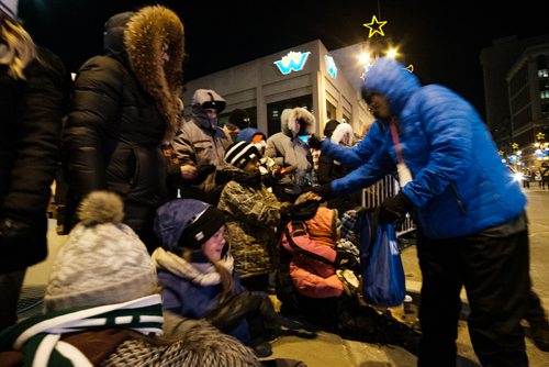 Daniel Crump / Winnipeg Free Press. Parade staff hand out candy to excited kids during the annual Santa Claus Parade. November 17, 2018.