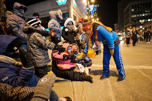 Daniel Crump / Winnipeg Free Press. Parade staff hand out candy to excited kids during the annual Santa Claus Parade. November 17, 2018.