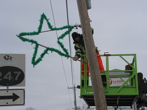 Canstar Community News Nov. 13, 2018 - Municipal staff were putting up Christmas decorations along La Salle's Main Street on Nov. 13. (ANDREA GEARY/CANSTAR COMMUNITY NEWS)