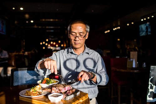 MIKAELA MACKENZIE / WINNIPEG FREE PRESS
Owner Wayne Dang demonstrates the special steak cooking technique on a lava rock at Lot 88 in Winnipeg on Friday, Nov. 16, 2018.
Winnipeg Free Press 2018.