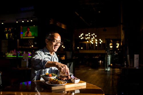 MIKAELA MACKENZIE / WINNIPEG FREE PRESS
Owner Wayne Dang demonstrates the special steak cooking technique on a lava rock at Lot 88 in Winnipeg on Friday, Nov. 16, 2018.
Winnipeg Free Press 2018.