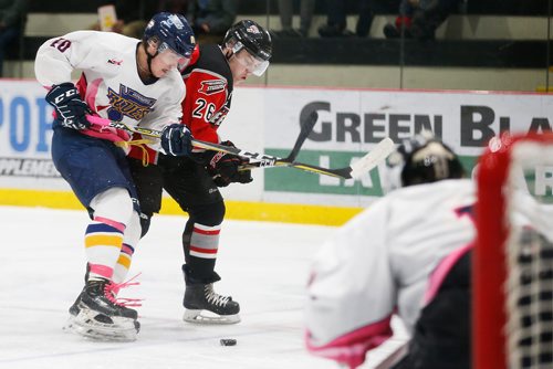 JOHN WOODS / WINNIPEG FREE PRESS
Selkirk Steelers' Matthew Smith (26) and Winnipeg Blues' Curtis Rebeck (10) fight for possession at the Iceplex Tuesday, November 20, 2018.