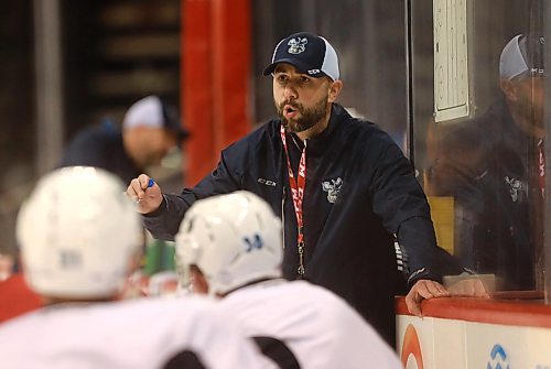 RUTH BONNEVILLE / WINNIPEG FREE PRESS

Sports - Moose
Manitoba Moose Coach, Pascal Vincent, talks with his players during practice  Bell MTS Place Wednesday.


 Nov 21st, 2018