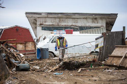 MIKAELA MACKENZIE / WINNIPEG FREE PRESS
Cleanup crews remove debris from a south St. Vital farm in Winnipeg on Wednesday, Nov. 21, 2018.
Winnipeg Free Press 2018.