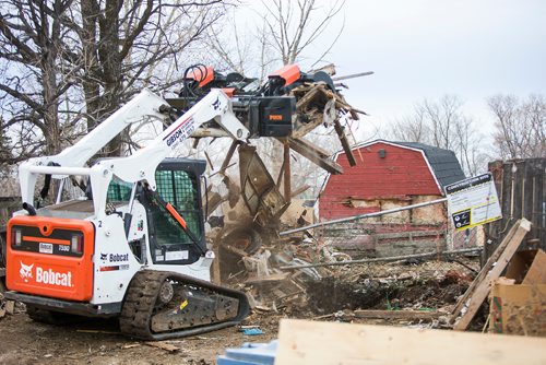 MIKAELA MACKENZIE / WINNIPEG FREE PRESS
Cleanup crews remove debris from a south St. Vital farm in Winnipeg on Wednesday, Nov. 21, 2018.
Winnipeg Free Press 2018.