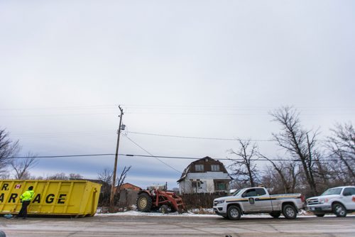 MIKAELA MACKENZIE / WINNIPEG FREE PRESS
Cleanup crews remove debris from a south St. Vital farm in Winnipeg on Wednesday, Nov. 21, 2018.
Winnipeg Free Press 2018.