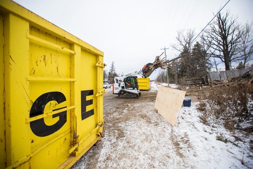 MIKAELA MACKENZIE / WINNIPEG FREE PRESS
Cleanup crews remove debris from a south St. Vital farm in Winnipeg on Wednesday, Nov. 21, 2018.
Winnipeg Free Press 2018.