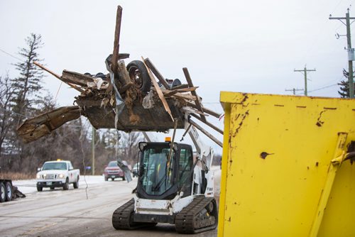 MIKAELA MACKENZIE / WINNIPEG FREE PRESS
Cleanup crews remove debris from a south St. Vital farm in Winnipeg on Wednesday, Nov. 21, 2018.
Winnipeg Free Press 2018.