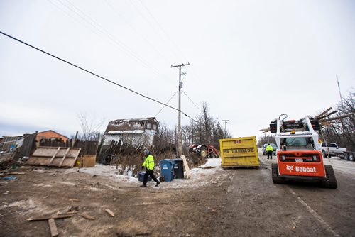 MIKAELA MACKENZIE / WINNIPEG FREE PRESS
Cleanup crews remove debris from a south St. Vital farm in Winnipeg on Wednesday, Nov. 21, 2018.
Winnipeg Free Press 2018.