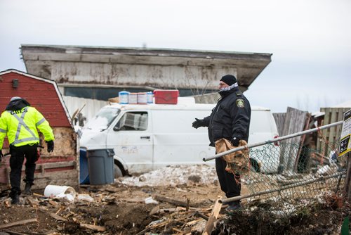 MIKAELA MACKENZIE / WINNIPEG FREE PRESS
Cleanup crews remove debris from a south St. Vital farm in Winnipeg on Wednesday, Nov. 21, 2018.
Winnipeg Free Press 2018.