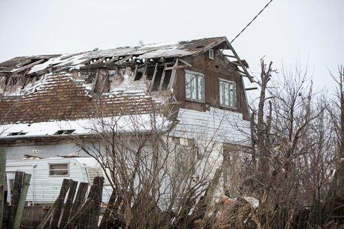 MIKAELA MACKENZIE / WINNIPEG FREE PRESS
Cleanup crews remove debris from a south St. Vital farm in Winnipeg on Wednesday, Nov. 21, 2018.
Winnipeg Free Press 2018.