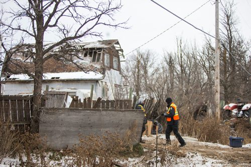 MIKAELA MACKENZIE / WINNIPEG FREE PRESS
Cleanup crews remove debris from a south St. Vital farm in Winnipeg on Wednesday, Nov. 21, 2018.
Winnipeg Free Press 2018.