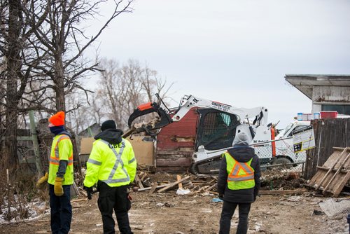 MIKAELA MACKENZIE / WINNIPEG FREE PRESS
Cleanup crews remove debris from a south St. Vital farm in Winnipeg on Wednesday, Nov. 21, 2018.
Winnipeg Free Press 2018.