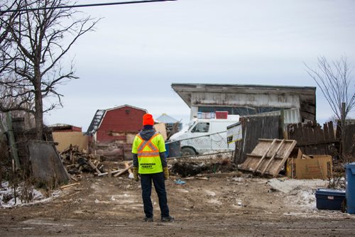 MIKAELA MACKENZIE / WINNIPEG FREE PRESS
Cleanup crews remove debris from a south St. Vital farm in Winnipeg on Wednesday, Nov. 21, 2018.
Winnipeg Free Press 2018.