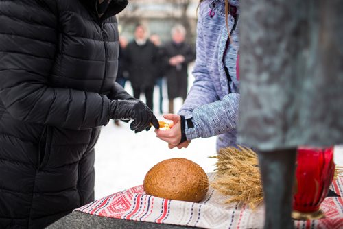 MIKAELA MACKENZIE / WINNIPEG FREE PRESS
Joanne Lewandosky (left) and Yevgeniya Tatarenko light candles as people gather to commemorate the 85th anniversary of the end of the Holodomor, a famine genocide that claimed millions of lives in Ukraine between 1932 and 1933, at the Manitoba Legislative Building in Winnipeg on Thursday, Nov. 22, 2018.
Winnipeg Free Press 2018.