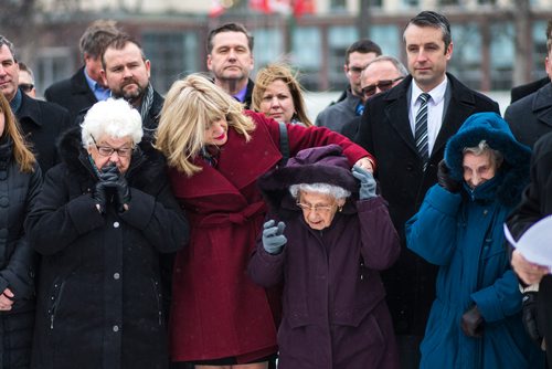 MIKAELA MACKENZIE / WINNIPEG FREE PRESS
Luba Semeniuk (left), Minister Cathy Cox, and Maria Zajcew huddle in the wind as people gather to commemorate the 85th anniversary of the end of the Holodomor, a famine genocide that claimed millions of lives in Ukraine between 1932 and 1933, at the Manitoba Legislative Building in Winnipeg on Thursday, Nov. 22, 2018.
Winnipeg Free Press 2018.