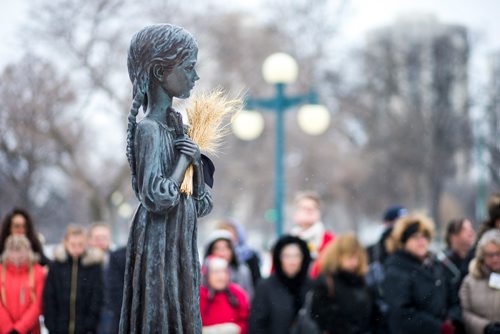 MIKAELA MACKENZIE / WINNIPEG FREE PRESS
People gather to commemorate the 85th anniversary of the end of the Holodomor, a famine genocide that claimed millions of lives in Ukraine between 1932 and 1933, at the Manitoba Legislative Building in Winnipeg on Thursday, Nov. 22, 2018.
Winnipeg Free Press 2018.