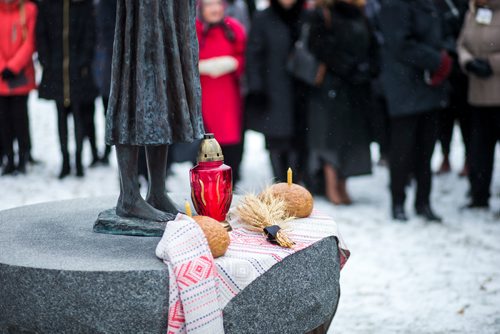 MIKAELA MACKENZIE / WINNIPEG FREE PRESS
People gather to commemorate the 85th anniversary of the end of the Holodomor, a famine genocide that claimed millions of lives in Ukraine between 1932 and 1933, at the Manitoba Legislative Building in Winnipeg on Thursday, Nov. 22, 2018.
Winnipeg Free Press 2018.