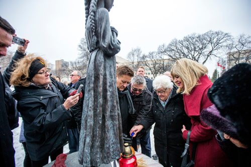 MIKAELA MACKENZIE / WINNIPEG FREE PRESS
People gather to commemorate the 85th anniversary of the end of the Holodomor, a famine genocide that claimed millions of lives in Ukraine between 1932 and 1933, at the Manitoba Legislative Building in Winnipeg on Thursday, Nov. 22, 2018.
Winnipeg Free Press 2018.