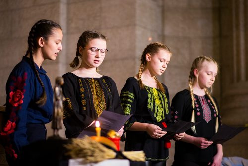 MIKAELA MACKENZIE / WINNIPEG FREE PRESS
Chief Peguis School students Helena Devinyak (left), Anna Nevoit, Darya Movchan, and Julia Bobelyak sing at a gathering to commemorate the 85th anniversary of the end of the Holodomor, a famine genocide that claimed millions of lives in Ukraine between 1932 and 1933, at the Manitoba Legislative Building in Winnipeg on Thursday, Nov. 22, 2018.
Winnipeg Free Press 2018.