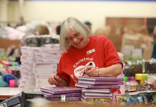RUTH BONNEVILLE / WINNIPEG FREE PRESS

ENT
Feature,
Christmas Cheer Board.

Photos of  volunteers wrapping gifts.  
Judy Feakes who has been volunteering for 27 years helps organize gifts for wrapping at the Christmas Cheer Board Thursday.  

See Jen Zoratti story. 


 Nov 22nd, 2018