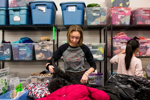 MIKAELA MACKENZIE / WINNIPEG FREE PRESS
Julia Ryan, a grade 10 student from Balmoral Hall, sorts winter wear at Koats for Kids with the United Way in Winnipeg on Friday, Nov. 23, 2018.
Winnipeg Free Press 2018.