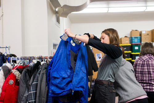 MIKAELA MACKENZIE / WINNIPEG FREE PRESS
Julia Ryan, a grade 10 student from Balmoral Hall, sorts winter wear at Koats for Kids with the United Way in Winnipeg on Friday, Nov. 23, 2018.
Winnipeg Free Press 2018.