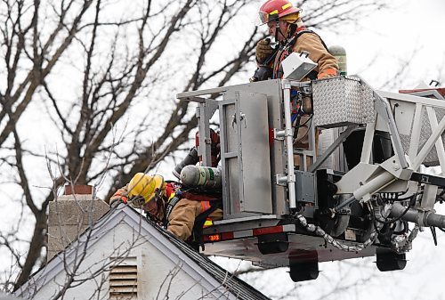 BORIS MINKEVICH / WINNIPEG FREE PRESS 090322 Fire on Bank Street.