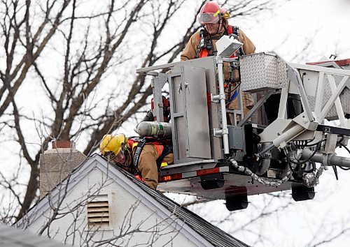 BORIS MINKEVICH / WINNIPEG FREE PRESS 090322 Fire on Bank Street.