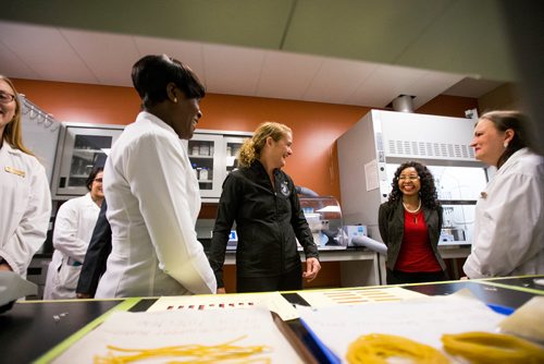 MIKAELA MACKENZIE / WINNIPEG FREE PRESS
PhD student Hannah Oduro-Obeng (left), Governor General Julie Payette, researcher Dr. Trust Beta, and PhD student Polyanna Hornung tour labs at the Richardson Centre for Functional Foods and Nutraceuticals at the University of Manitoba in Winnipeg on Monday, Nov. 26, 2018.
Winnipeg Free Press 2018.