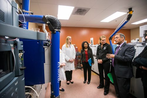 MIKAELA MACKENZIE / WINNIPEG FREE PRESS
Governor General Julie Payette tours labs at the Richardson Centre for Functional Foods and Nutraceuticals at the University of Manitoba in Winnipeg on Monday, Nov. 26, 2018.
Winnipeg Free Press 2018.