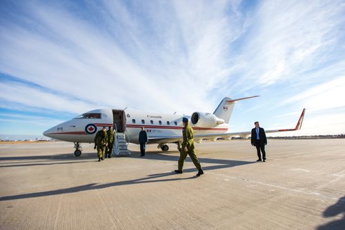 MIKAELA MACKENZIE / WINNIPEG FREE PRESS
Governor General Julie Payette boards her plane after touring the Canadian Forces Base 17 Wing in Winnipeg on Tuesday, Nov. 27, 2018.
Winnipeg Free Press 2018.