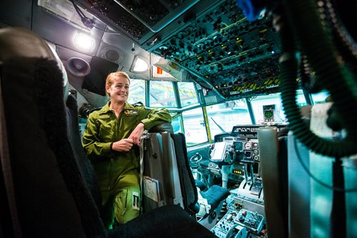 MIKAELA MACKENZIE / WINNIPEG FREE PRESS
Governor General Julie Payette checks out the cockpit of a Hercules while touring the Canadian Forces Base 17 Wing in Winnipeg on Tuesday, Nov. 27, 2018.
Winnipeg Free Press 2018.