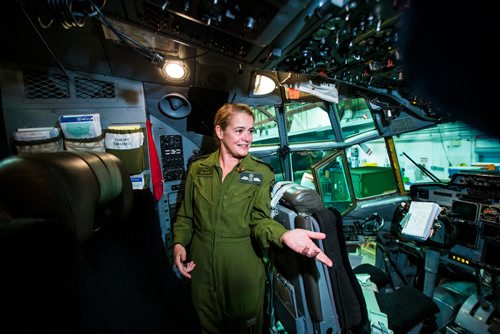 MIKAELA MACKENZIE / WINNIPEG FREE PRESS
Governor General Julie Payette checks out the cockpit of a Hercules while touring the Canadian Forces Base 17 Wing in Winnipeg on Tuesday, Nov. 27, 2018.
Winnipeg Free Press 2018.