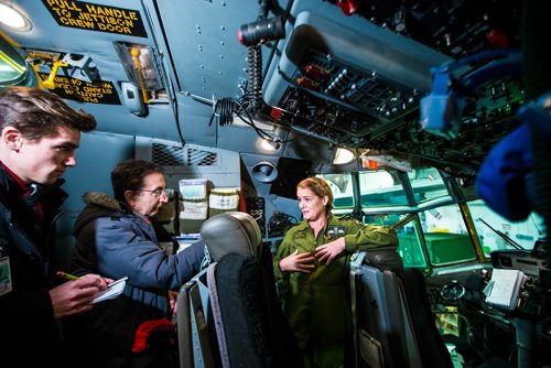 MIKAELA MACKENZIE / WINNIPEG FREE PRESS
Governor General Julie Payette talks to media in the cockpit of a Hercules while touring the Canadian Forces Base 17 Wing in Winnipeg on Tuesday, Nov. 27, 2018.
Winnipeg Free Press 2018.