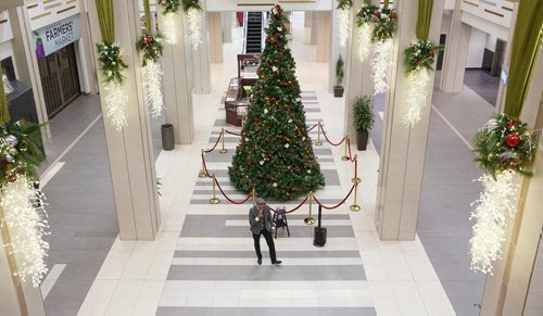 MIKE DEAL / WINNIPEG FREE PRESS
Chad Celaire, in front of the huge tree in Cityplace shopping centre, has for the last three holiday seasons rented out his vocal services, billing himself as The Christmas Singer. 
181127 - Tuesday, November 27, 2018.