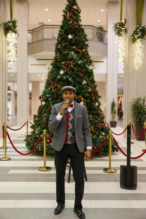 MIKE DEAL / WINNIPEG FREE PRESS
Chad Celaire, in front of the huge tree in Cityplace shopping centre, has for the last three holiday seasons rented out his vocal services, billing himself as The Christmas Singer. 
181127 - Tuesday, November 27, 2018.