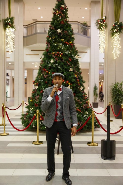 MIKE DEAL / WINNIPEG FREE PRESS
Chad Celaire, in front of the huge tree in Cityplace shopping centre, has for the last three holiday seasons rented out his vocal services, billing himself as The Christmas Singer.
181127 - Tuesday, November 27, 2018.