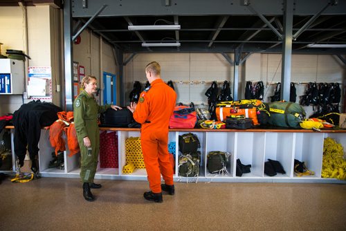 MIKAELA MACKENZIE / WINNIPEG FREE PRESS
Brandon Schetterer shows Governor General Julie Payette gear while touring the Canadian Forces Base 17 Wing in Winnipeg on Tuesday, Nov. 27, 2018.
Winnipeg Free Press 2018.