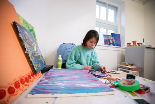 MIKAELA MACKENZIE / WINNIPEG FREE PRESS
Brittney Fox, artist in residence, paints at Artbeat Studio in Winnipeg on Wednesday, Nov. 28, 2018.
Winnipeg Free Press 2018.