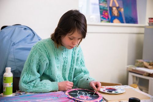 MIKAELA MACKENZIE / WINNIPEG FREE PRESS
Brittney Fox, artist in residence, paints at Artbeat Studio in Winnipeg on Wednesday, Nov. 28, 2018.
Winnipeg Free Press 2018.