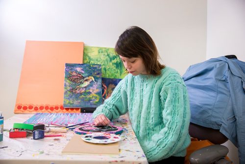 MIKAELA MACKENZIE / WINNIPEG FREE PRESS
Brittney Fox, artist in residence, paints at Artbeat Studio in Winnipeg on Wednesday, Nov. 28, 2018.
Winnipeg Free Press 2018.