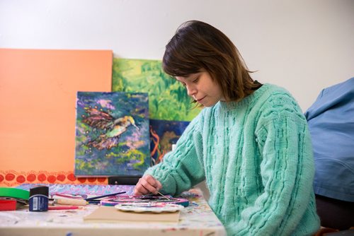 MIKAELA MACKENZIE / WINNIPEG FREE PRESS
Brittney Fox, artist in residence, paints at Artbeat Studio in Winnipeg on Wednesday, Nov. 28, 2018.
Winnipeg Free Press 2018.