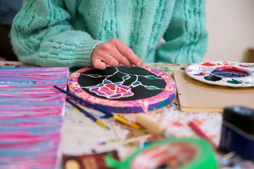 MIKAELA MACKENZIE / WINNIPEG FREE PRESS
Brittney Fox, artist in residence, paints at Artbeat Studio in Winnipeg on Wednesday, Nov. 28, 2018.
Winnipeg Free Press 2018.