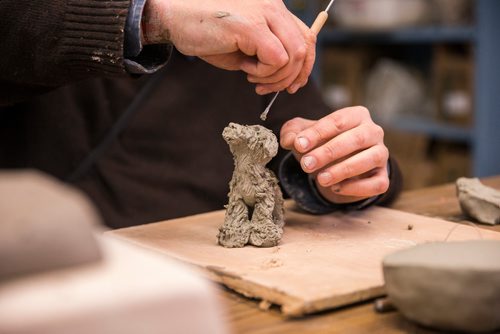 MIKAELA MACKENZIE / WINNIPEG FREE PRESS
Nigel Bart, studio facilitator, works with clay at Artbeat Studio in Winnipeg on Wednesday, Nov. 28, 2018.
Winnipeg Free Press 2018.