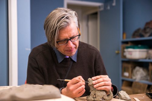 MIKAELA MACKENZIE / WINNIPEG FREE PRESS
Nigel Bart, studio facilitator, works with clay at Artbeat Studio in Winnipeg on Wednesday, Nov. 28, 2018.
Winnipeg Free Press 2018.