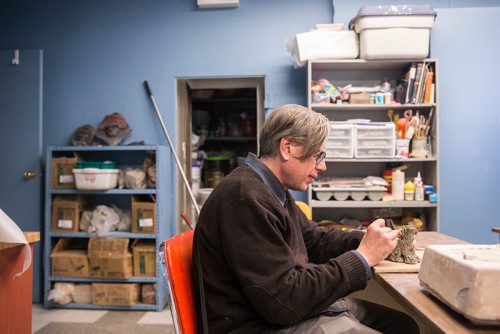 MIKAELA MACKENZIE / WINNIPEG FREE PRESS
Nigel Bart, studio facilitator, works with clay at Artbeat Studio in Winnipeg on Wednesday, Nov. 28, 2018.
Winnipeg Free Press 2018.