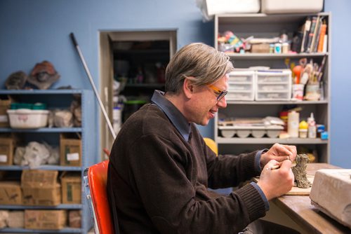 MIKAELA MACKENZIE / WINNIPEG FREE PRESS
Nigel Bart, studio facilitator, works with clay at Artbeat Studio in Winnipeg on Wednesday, Nov. 28, 2018.
Winnipeg Free Press 2018.